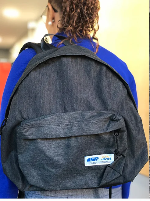 Étudiante de l'IMF portant le sac à dos personnalisé